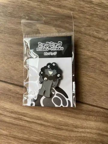 블랙 미야쿠미야쿠 핀 배지 A