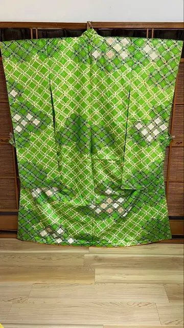 후리소데 그린 컬러에 국화 패턴과 자수, 칠보 무늬 H107