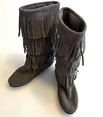 미네통카 프린지 롱 부츠 그레이