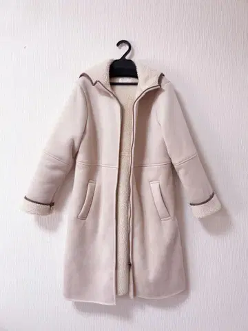 후드 부착 크림색 무스탕 코트