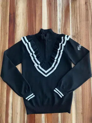 프릴 달린 블랙 스웨터