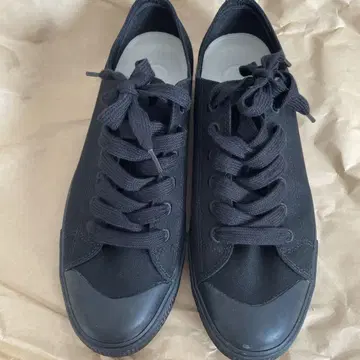MUJI 블랙 캔버스 스니커즈