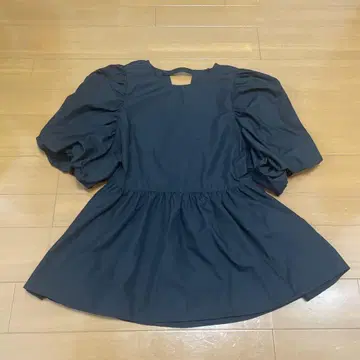 내추럴 뷰티 베이직 벌룬 슬리브 페플럼 블랙