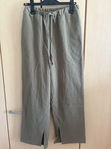 카키 이지 팬츠 슬릿 포함
