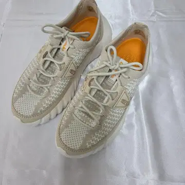 베이지 메쉬 스니커즈