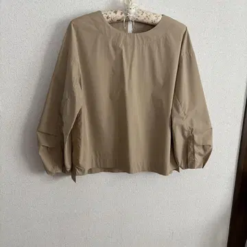 sutseso 베이지 블라우스