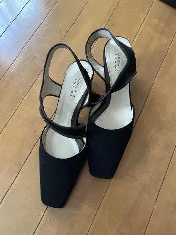 블랙 스퀘어토 하이힐