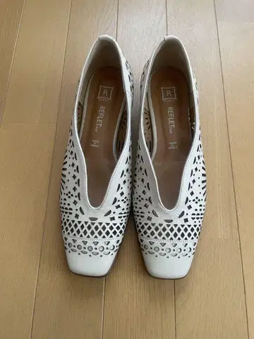 REFLET 화이트 컷 아웃 펌프스