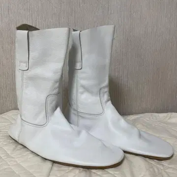 화이트 롱 부츠 슬립온 스타일