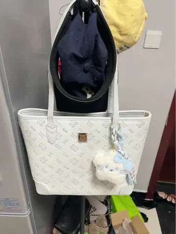 화이트 토트백 캐릭터 포함