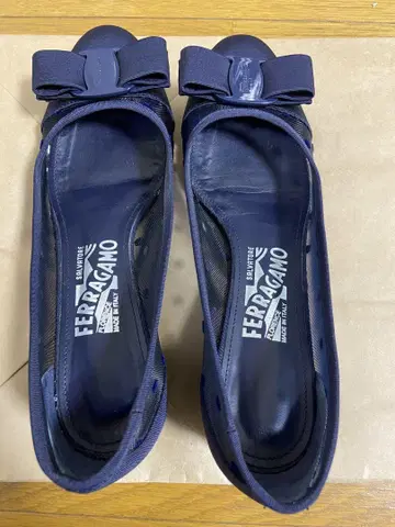 FERRAGAMO 네이비 바라 리본 펌프스