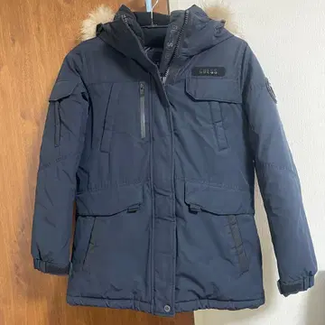 [ GUESS ] 후드 부착 다운 자켓 네이비