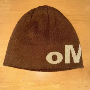 oMA 로고 비니 브라운
