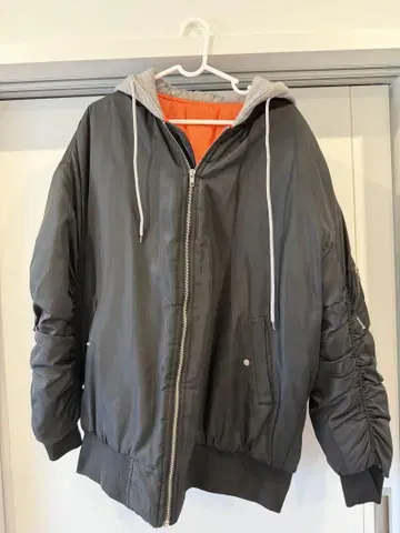 후드 부착 블랙 MA-1 자켓