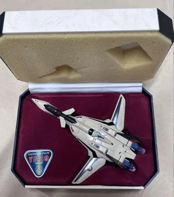 마크로스 플러스 발키리 1/144 YF-19 다이캐스트 이