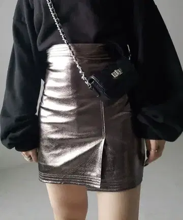 메탈릭 브라운 타이트 스커트 슬릿 포함