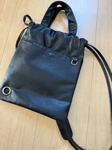 블랙 아웃 포켓 미니 숄더