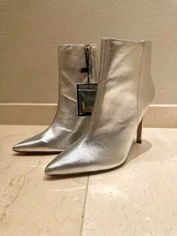 연말 세일 [ ZARA ] 미사용 새상품 실버 스틸레토