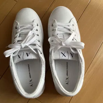 Armani Exchange 화이트 스니커즈 23cm