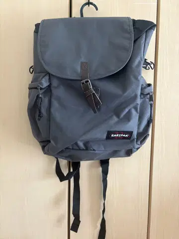 EASTPAK 그레이 백팩