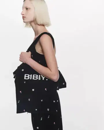 B. STARRY TOTE BAG