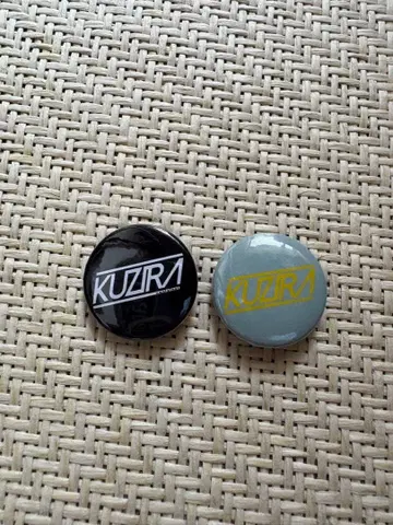 KUZIRA 핀 배지 2개 세트