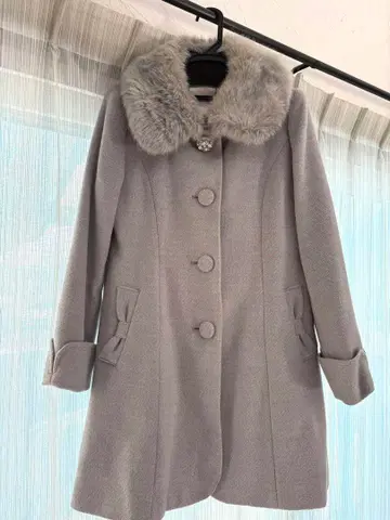 그레이 퍼(fur) 포함 A라인 코트