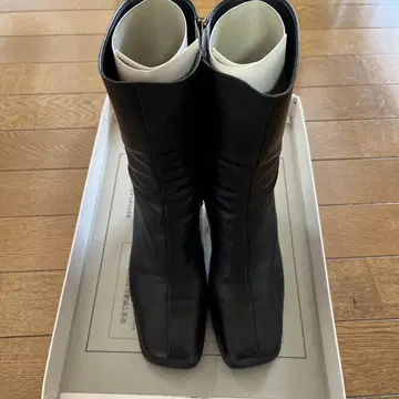 블랙 스퀘어토 부티 중간 힐
