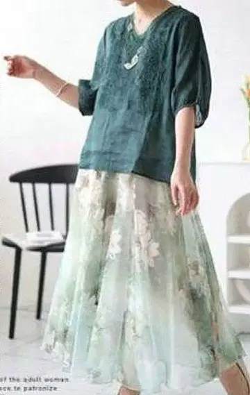 내추럴한 분위기의 린넨 자수 시어 블라우스 다크 그린