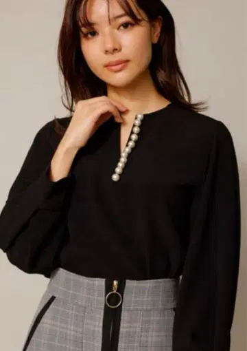 펄 장식 블랙 긴팔 상의