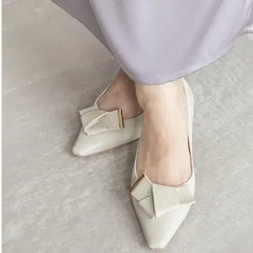 새상품급 RANDA 24cm 모노그램 리본 힐 펌프스 아이보리