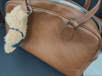 브라운 PU 토트백 곰 참 포함
