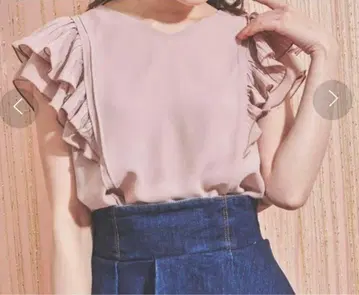 노엘라 플리츠 프릴 블라우스