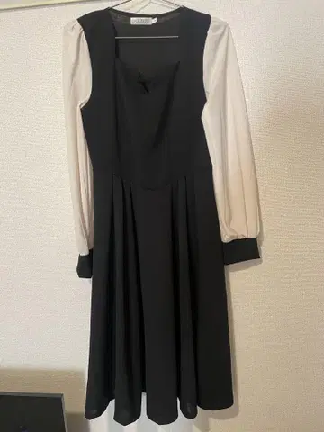 KAZIEI 블랙 화이트 긴팔 원피스