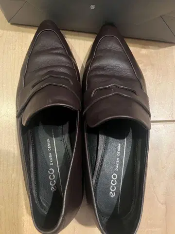 즉시 배송 ECCO 다크 브라운 슬립온 펌프스 22