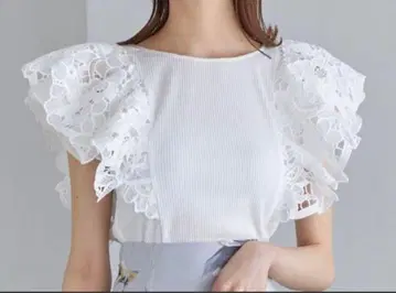 [ 새상품 ] 토코 클로젯 레이스 프릴 절개 리브 컷 풀오버