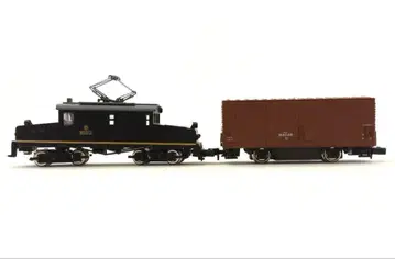n 게이지 전기 기관차(동력 없음)와 화차(동력 포함)