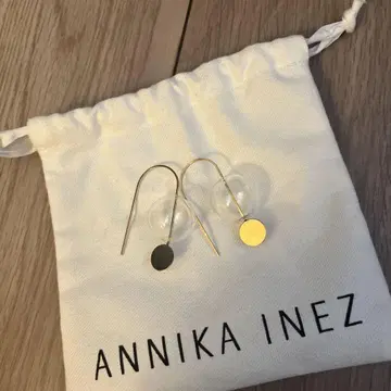 ANNIKA INEZ 훅 이어링 골드 블랙