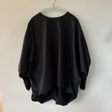 미즈이로 인드 벌룬 슬리브 블랙 셔츠