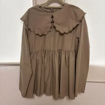 베이지 스캘럽 칼라 긴팔 블라우스