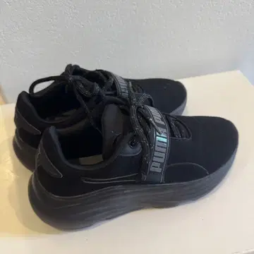 PUMA 블랙 스니커즈