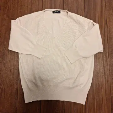 미사용 새상품 GREEN LABEL RELAXING 베이지 V넥 니트