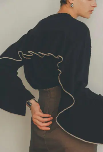 CLANE BACK FRILL LINE KNIT