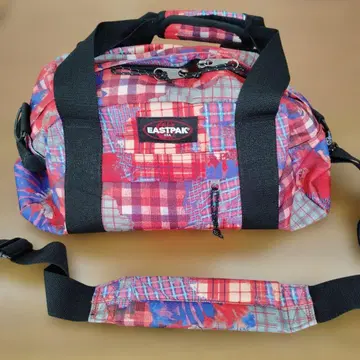 EASTPAK 보스턴 백 레드 체크 무늬