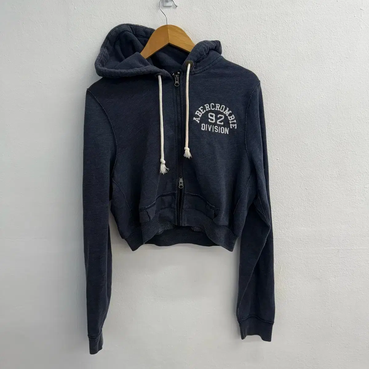 HOLLISTER | 홀리스터 Hot Pink Hollister Crop Hoodie S #스투시,#발렌시아가,#아베크롬비,#우영미,# 홀리스터 on Bunjang Global Site., image size:1200x1200