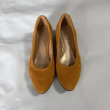 머스타드 플랫 펌프스