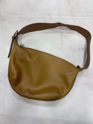 훌라 원숄더 브라운 초승달