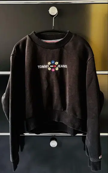 TOMMY JEANS 꽃무늬 자수 크롭 맨투맨
