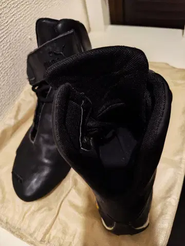 PUMA 블랙 하이컷 스니커즈