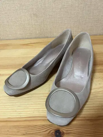 a3/컨디션 최상 긴자 카네마츠 아쿠아벨 스웨이드 펌프스 23.5cm